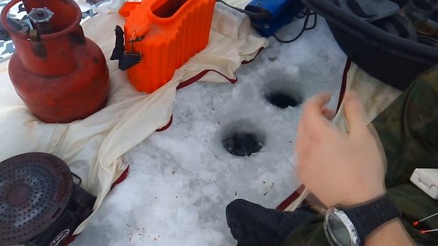 ЗИМНЯЯ РЫБАЛКА НА МОРМЫШКУ С МОТЫЛЁМ. смотреть онлайн