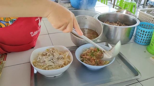 11.Thai Food Tour🇹🇭 (เตี๋ยวหมูฮ่องเต้) Hong Te Pork Noodle Shop смотреть онлайн