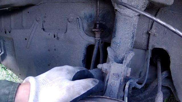 Замена переднего тормозного шланга трубки ремкомплекта суппорта Мицубиси Каризма смотреть онлайн