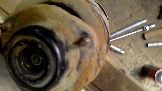 Замена опорных подшипников передних стоек амортизатора Мицубиси Каризма смотреть онлайн