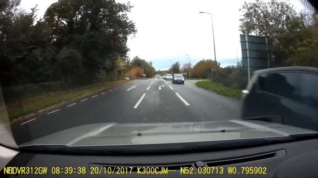 DashCam - Oncoming car in opposite filter lane смотреть онлайн