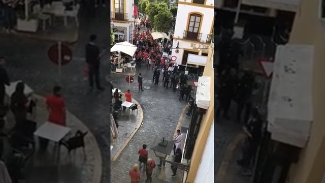 Altercados entre aficionados del Rennes y la Policía смотреть онлайн
