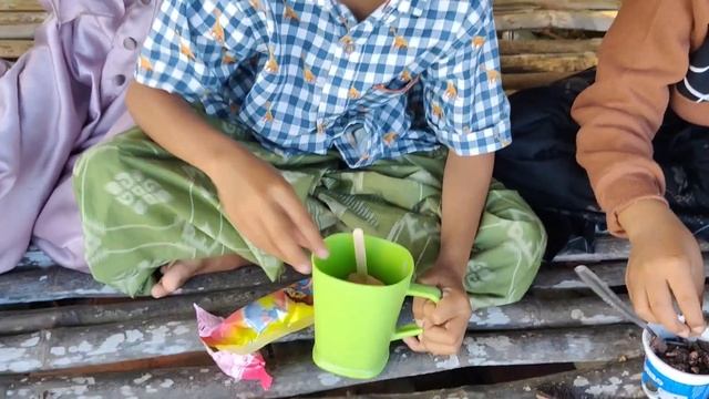 DRAMA MAKAN ES KRIM DI CAMPUR OREO.ES KRIM PADDLE POP RAINBOW DAN ES KRIM OREO смотреть онлайн
