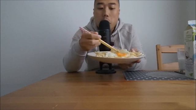 Asmr Eating Udon Noodles, Fried Eggs and Alpro Coconut Drink смотреть онлайн