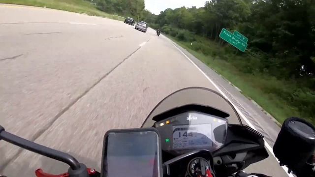 Highway adrenaline Aprilia Tuono v4 1100 factory Vs BMW S1000RR vs Yamaha R1. смотреть онлайн