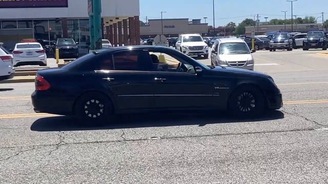 Spotted another Mercedes Benz E55 AMG in Oak Lawn, Illinois and this one has a set of custom rims. смотреть онлайн