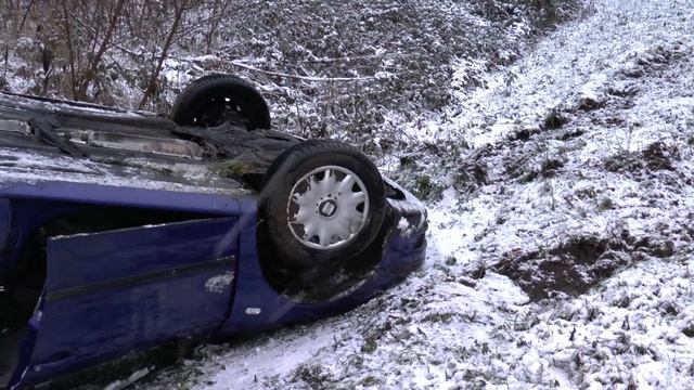 UNFÄLLE BEI SCHNEEGLÄTTE ++ Ersthelfer verunfallen ebenfalls ++ WINTEREINBRUCH смотреть онлайн
