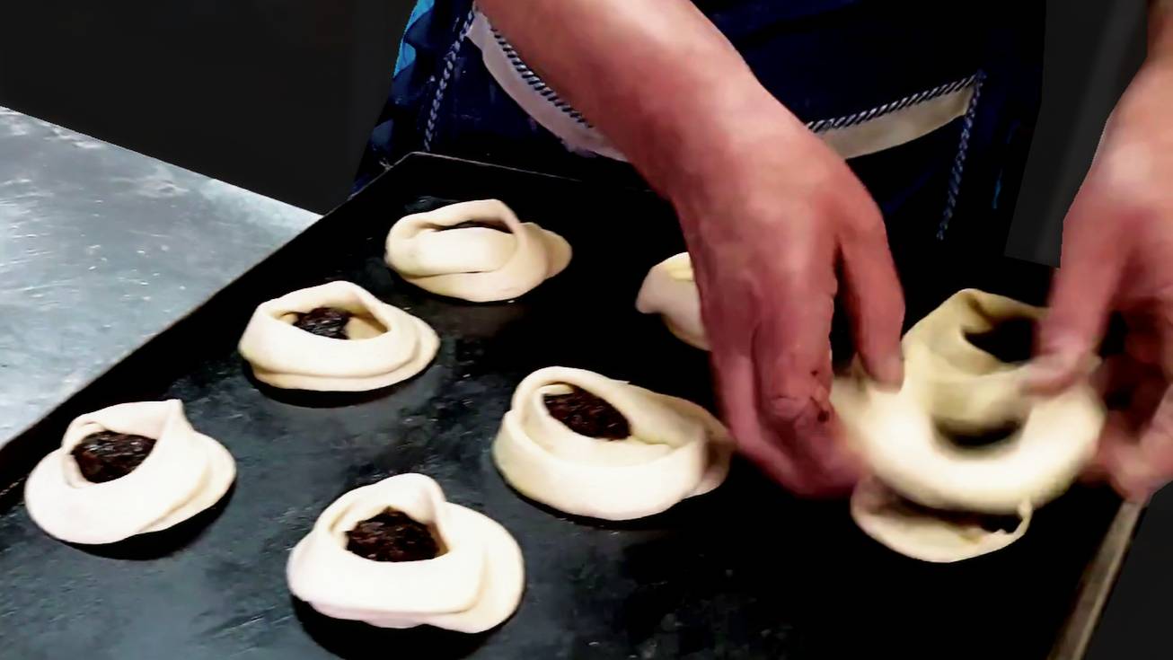 Оригинальная формовка булочек с начинкой чернослив смотреть онлайн