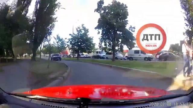 Киев. Любитель обьезжать тянучку по односторонней дороге на старом BMW #АА5515II 😅Теремки, Одесс смотреть онлайн