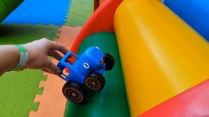 Синий Трактор в парке развлечений