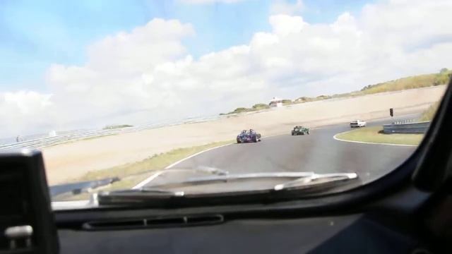 Team Yke bestuurder Roger aan het werk op circuitpark Zandvoort - Saab 96 Sport смотреть онлайн