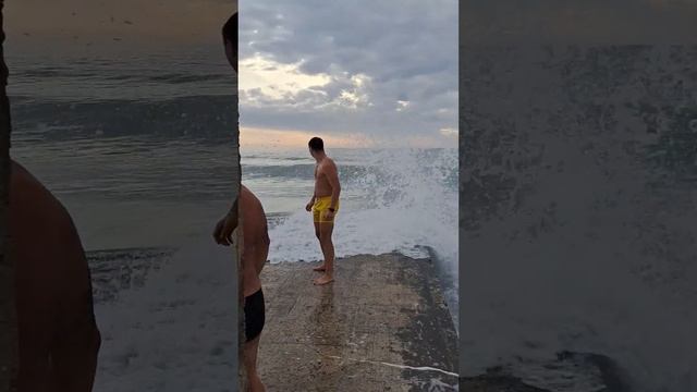 АДЛЕР. На море Шторм .. смотреть онлайн