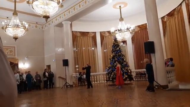красиво танцуют #Вальс... Как мы отпраздновали#Рождество. смотреть онлайн
