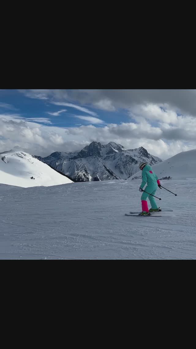 Новичёк мчит на горных лыжах в Архызе