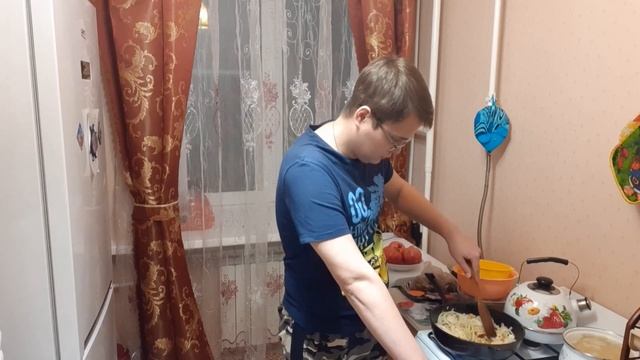 Сын после трагедии учится всему заново!!! Готовим и кушаем сливочный соус с рожками))) смотреть онлайн