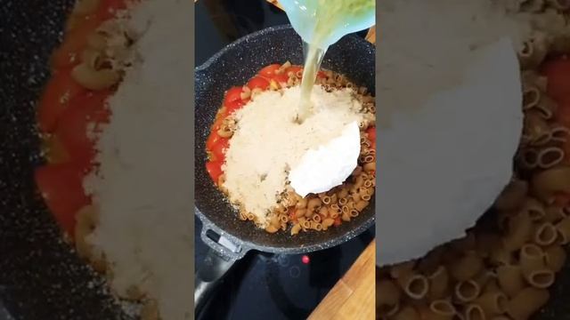 ГОТОВИМ МАКАРОНЫ С СЫРОМ ПОМИДОРАМИ И СМЕТАНОЙ смотреть онлайн
