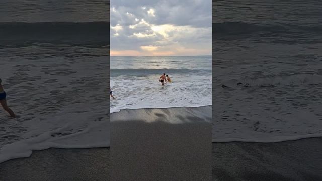 Адлер. Пляж "Чайка" Купание в шторм. смотреть онлайн