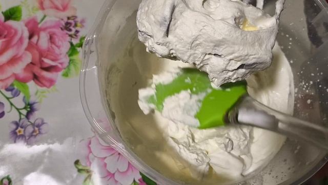 Советы по приготовлению крема из сливок и как взбить сливки,что бы они не расслоились