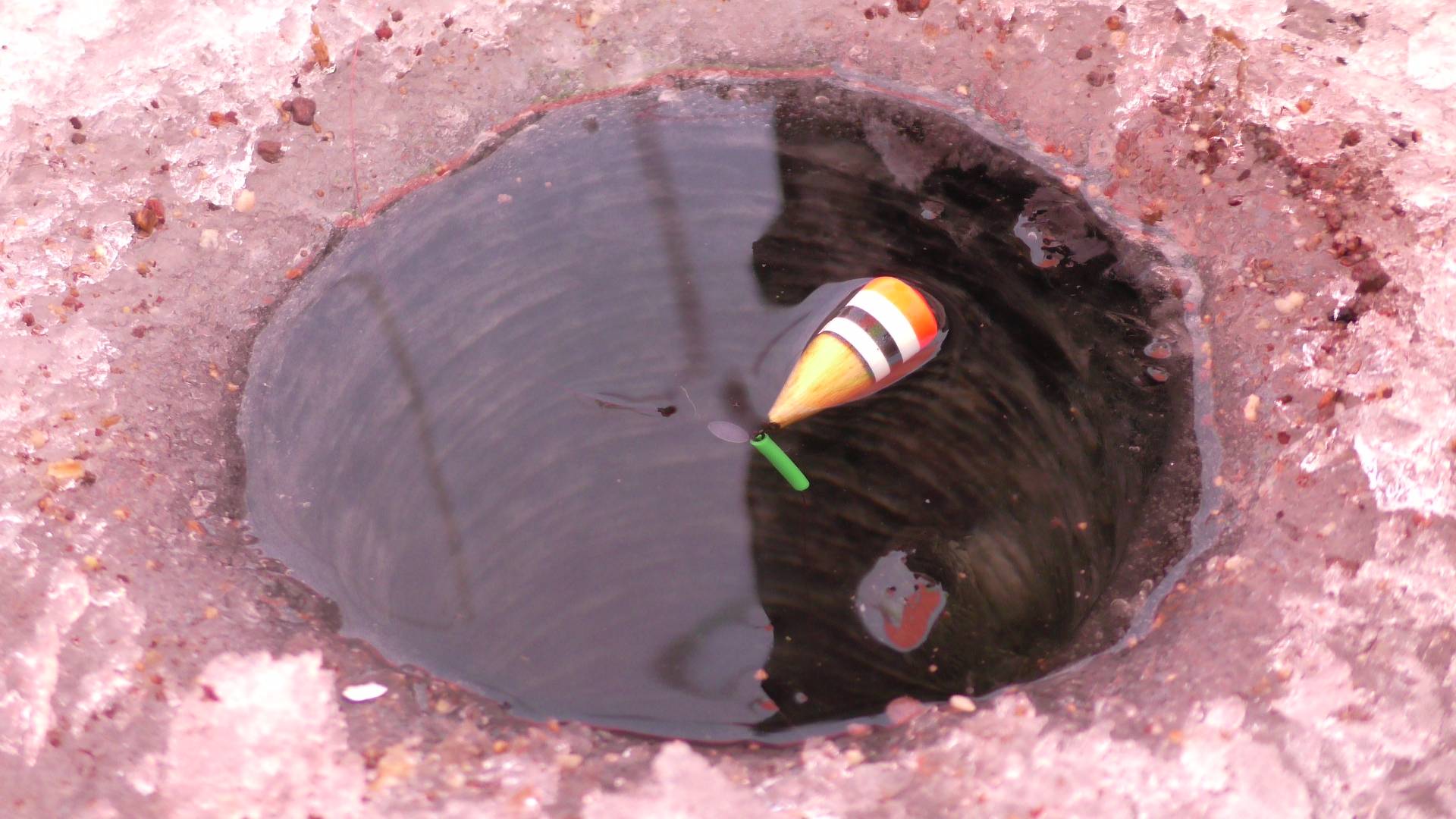 Подъём поплавка один за другим. Не успеваю на две удочки! Зимняя рыбалка смотреть онлайн