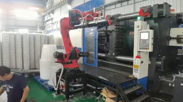 BORUNTE 6 Axis Robot Take Out Plastic Bucket From IMM