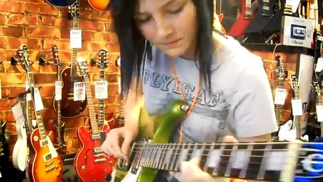 Guitar Shop 1: Testing out orange micro crush amp: Ellie смотреть онлайн