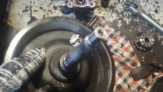 Разобрал снятый насос гидроусилителя руля Мицубиси Каризма Причина поломки смотреть онлайн