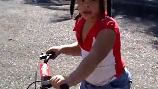 ninoska aprendio a montar su bicicleta..22~1~2011.. смотреть онлайн