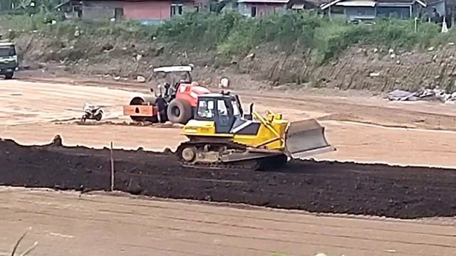 Buldoser diturunkan untuk meratakan tanah pembangunan jalan tol смотреть онлайн