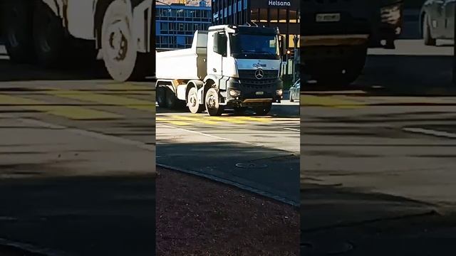 Самосвал мерседес в потоке🚚#грузовик #Trucks смотреть онлайн
