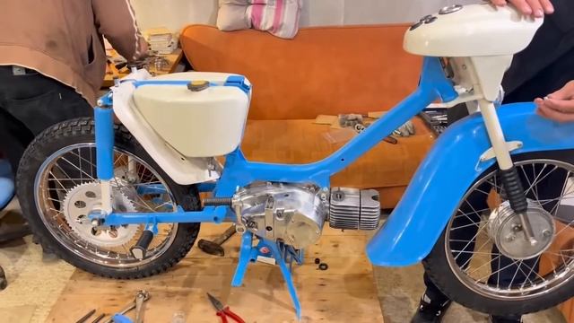 Восстановление заброшенного старого мотоцикла Jawa 50 с двухтактным двигателем 1977 года