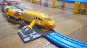 Паровозик Томас  едет по железной дороге☆ Прозрачный туннель и поезд в Чаггингтоне