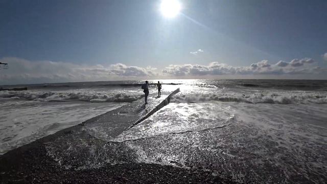АДЛЕР. Сильный ветер. Море штормит. Пляж "Чайка" Мандарин .. смотреть онлайн