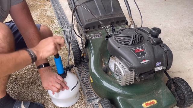 How to change oil on a Briggs and Stratton petrol lawn mower engine using an oil extractor pump смотреть онлайн