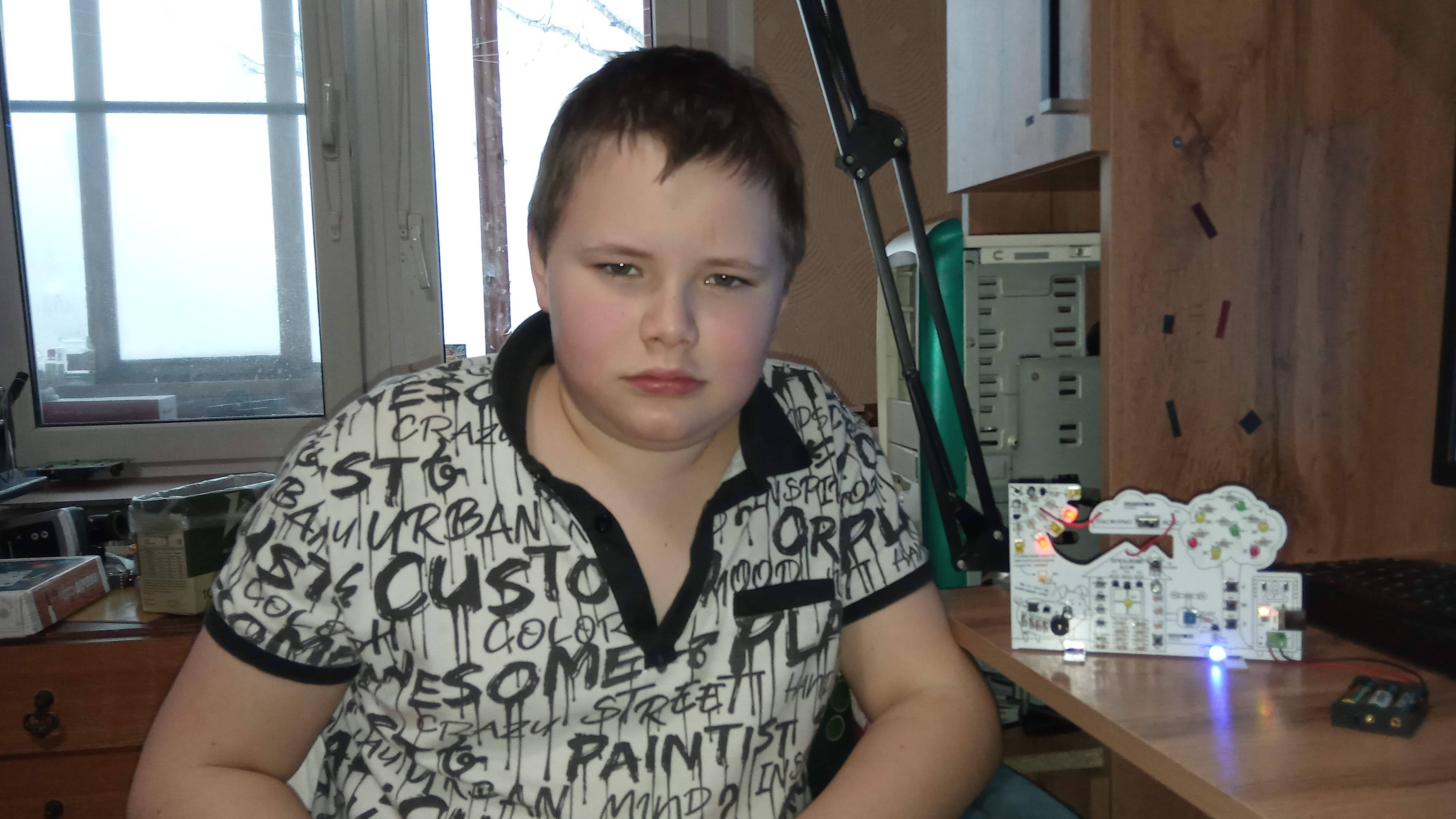 Паяем первый раз.
Внуку купили набор для пайки.