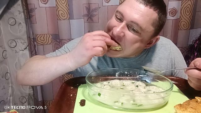 мукбанг/обжор/пельмени с шурпой/ смотреть онлайн