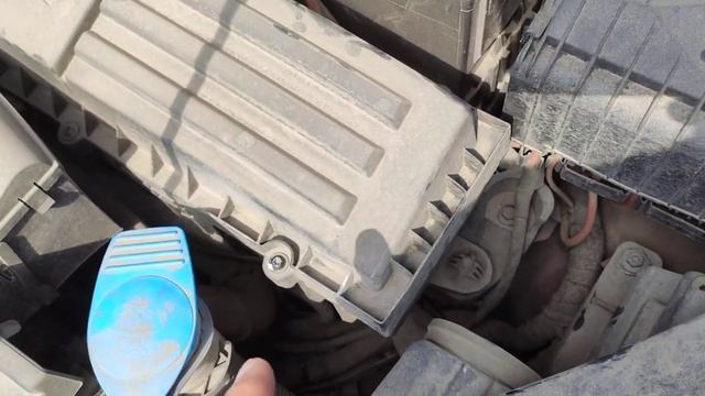 Замена воздушного фильтра. Фольксваген Тигуан смотреть онлайн