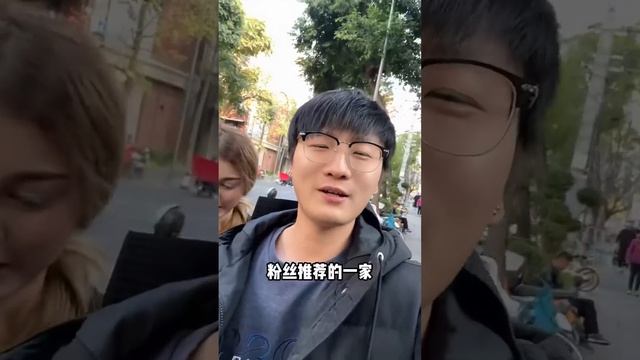 和外国女友一起探店成都网红干拌炸酱面，裹满酱汁劲道爽滑，俩人一大口嗦着吃真过瘾 смотреть онлайн