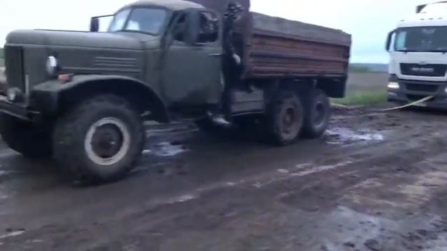 Не ожидали что он сможет ! Вытаскивали MAN на легендарном Зил 157 ! смотреть онлайн