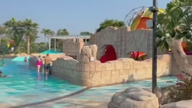 Самый большой аквапарк в Эмиратах. смотреть онлайн