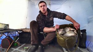 ПОЛНОЕ ВЕДРО КАРАСЯ! Первый лед РАЗДАЕТ. Озеро Уелги. Ловля карася зимой