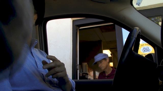 Arrow - Talking Miniature Horse Orders at Drive-Thru смотреть онлайн