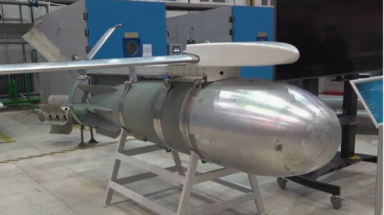 Управляемые бомбы ФАБ-3000 стали еще точнее и обрели реактивный двигатель. смотреть онлайн