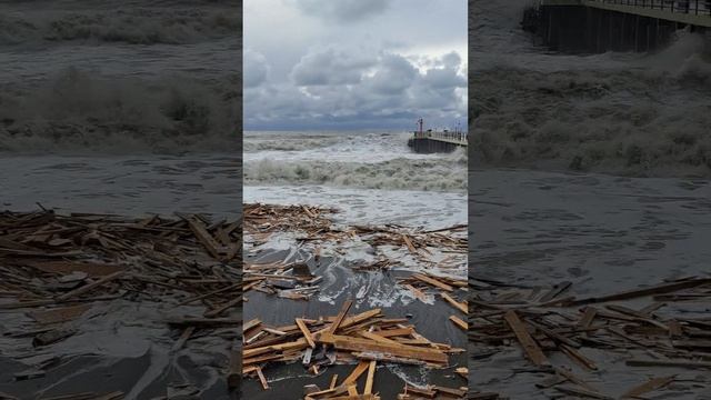 Адлер. Сильный шторм 27 ноября 2023. смотреть онлайн