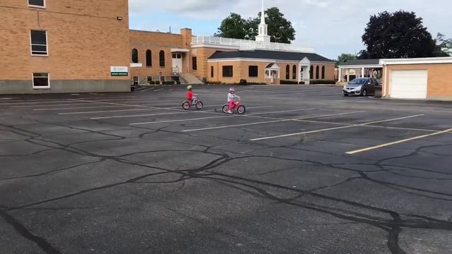 Schwinn Twins Learning to Ride Their Bikes! смотреть онлайн