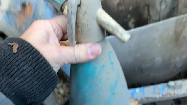 Еще недавно здесь жили люди, а сейчас все заброшено, но интересные вещи найти можно смотреть онлайн