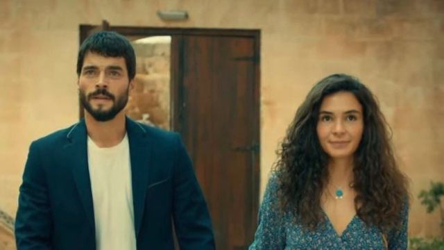 Akın viajó al extranjero con Ebru para relajarse después del funeral de su madre смотреть онлайн