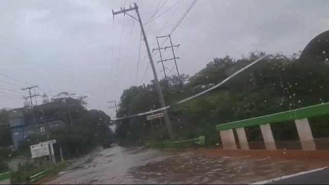 Mucha la Lluvia sobre el Puente Tlaquilzinapa de la carretera Tlapa Chilpancingo смотреть онлайн