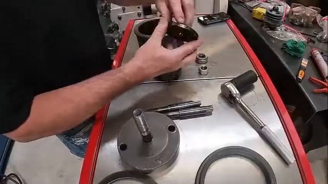 Detroit Diesel Series 60 Front Cover, Front Seal, and Vibration Damper Install смотреть онлайн