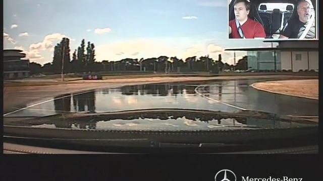 Drifting an AMG E63S at Mercedes Benz world смотреть онлайн