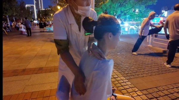 Best Street Massage I've Never Had in My Life | So Touched by Retired Chinese for their Happiness
